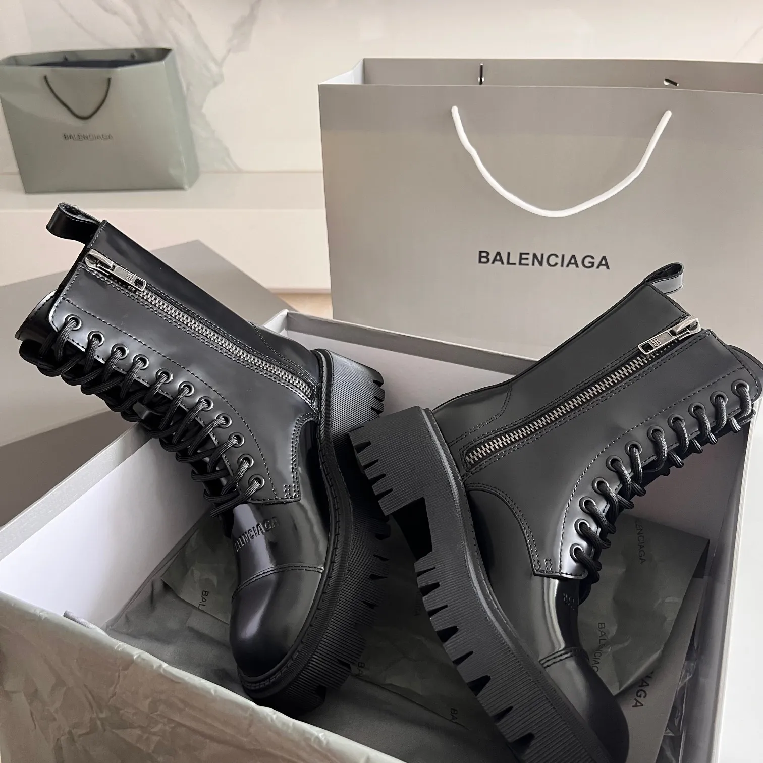 👟👟Ex-factory price 720👟👟 Women's shoes Women's clothing Women's shoes factory BALENCIAGA# Balenciaga's new big-headed derby shoes TRACTOR big-headed derby shoes loafers👞 Original medium-gloss open-edge beaded cowhide. Restrained and stylish. Matched with the brand logo on the shoe cover. The rhythm of closing your eyes. The lining and foot pads are made of black silk cowhide. The texture is soft and delicate. The gear-type rubber outsole is increased by 5cm. Size: 35-40 (customized in size 40, non-refundable)